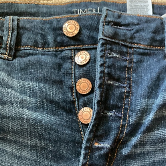 TIME AND TRU High Rise Button Fly Distressed blue jean shorts. Size 8 - Picture 2 of 7